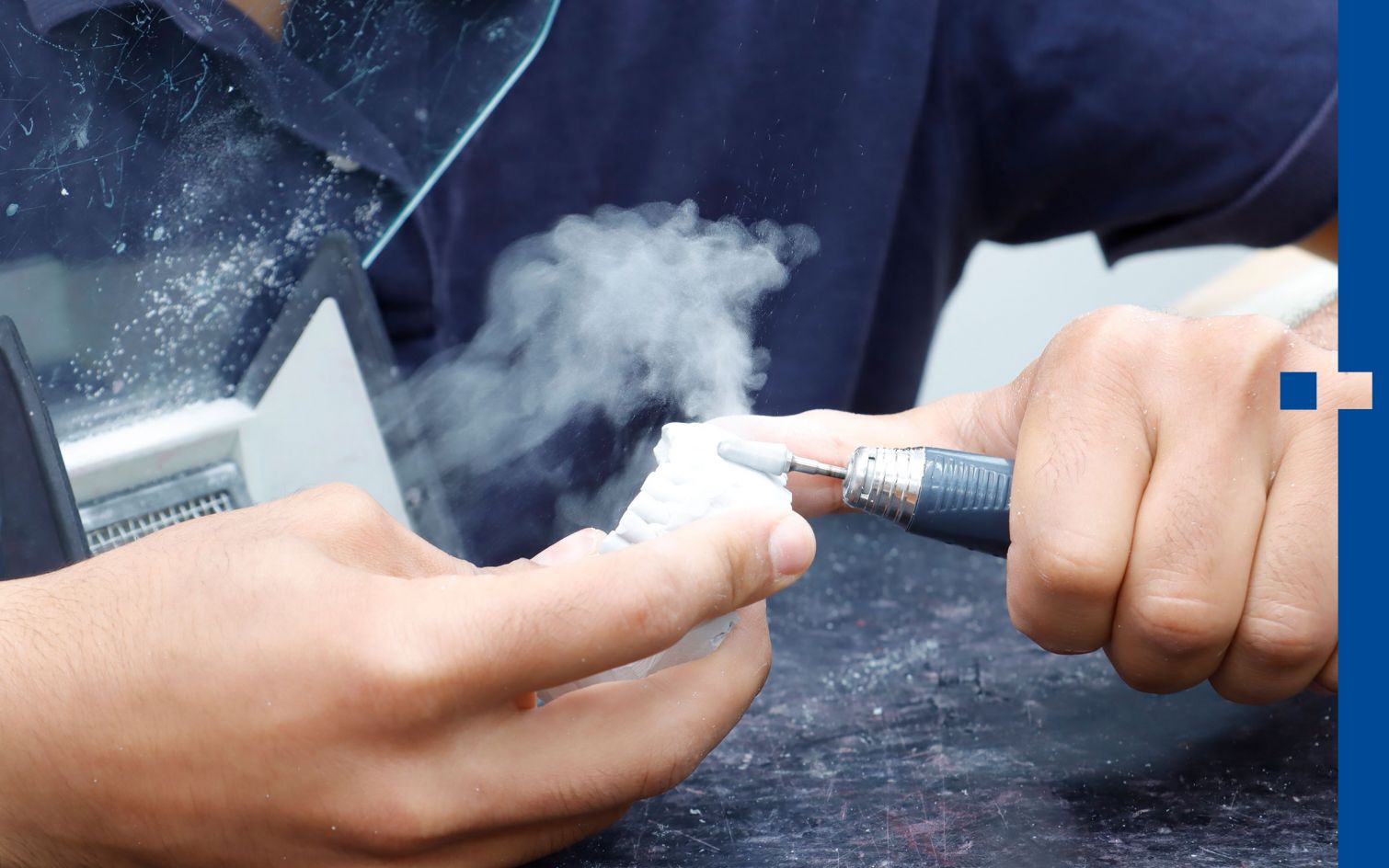 Foto: Dental Techniker fräst ein Kiefergipsmodell eines Prothesenbisses