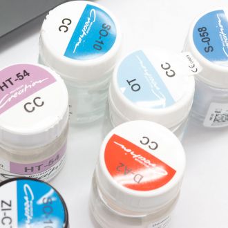 Foto: verschiedene Döschen mit chemischen Inhalten - Zahnlabor