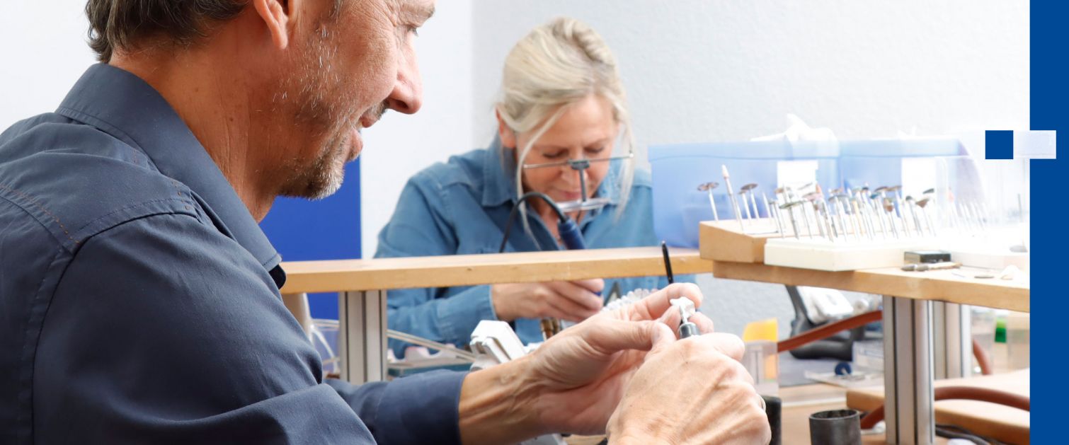 Foto: Blick ins Dentallabor - Rainer Haase und S. Hogenschurz stellen Zahnersatz her